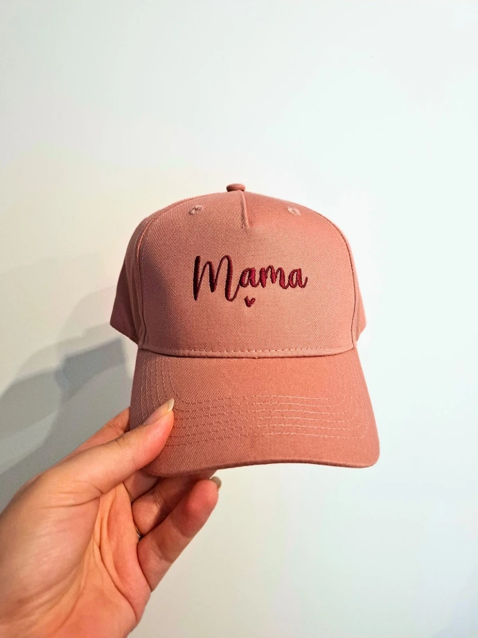 Geborduurde roze pet met mama tekst en hartje