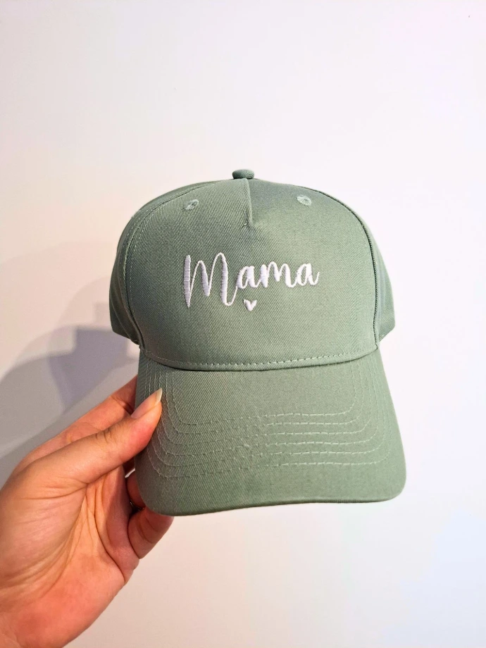 Geborduurde groene pet met mama tekst en hartje