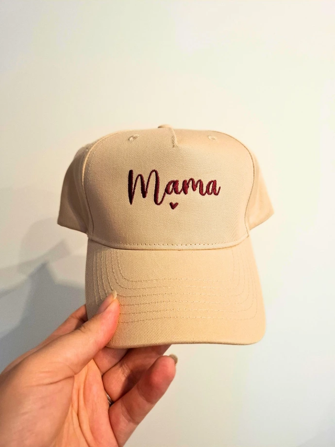 Geborduurde beige pet met mama tekst en hartje