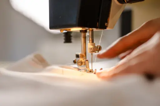 onder de naaimachine