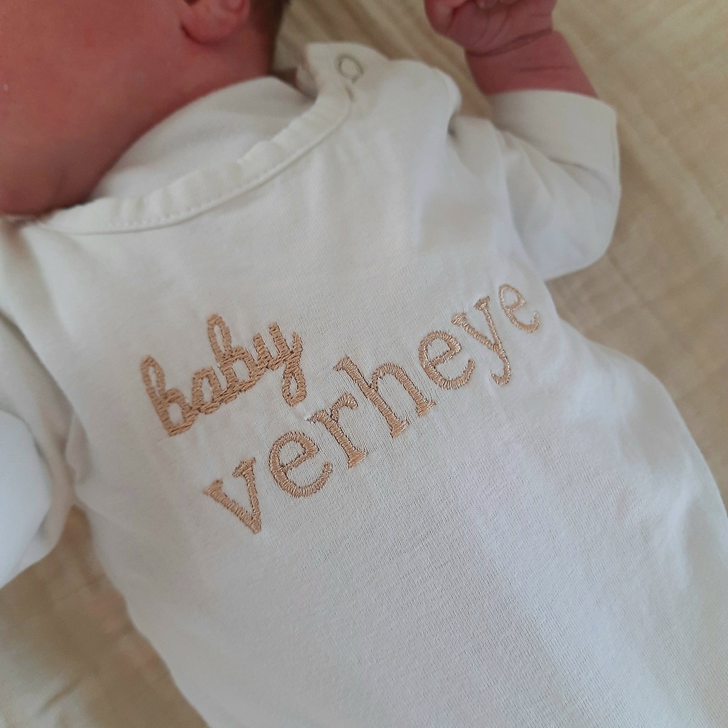 Baby pyjama met achternaam Verheye