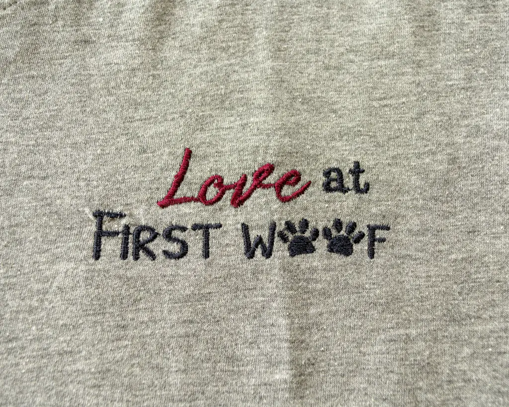 Love at first woof - close-up borduursel