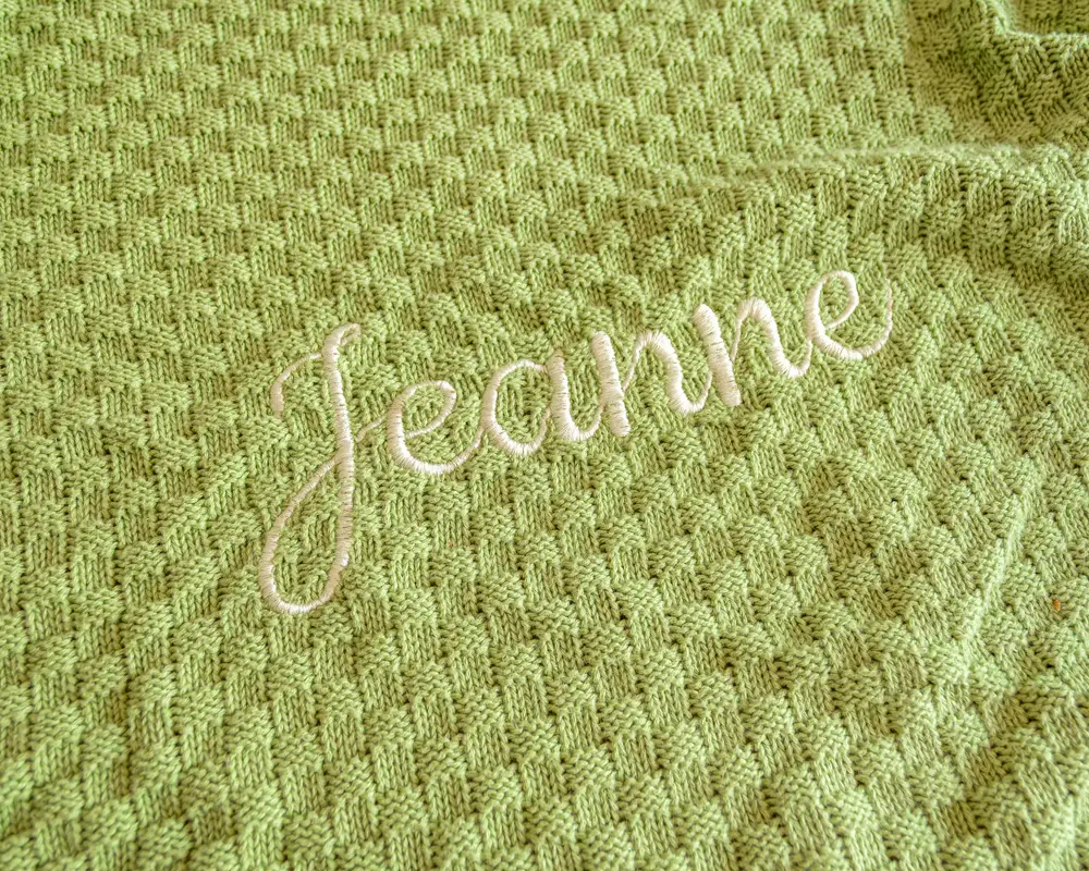 Gebreid deken met naam geborduurd (Munt, vierkant)